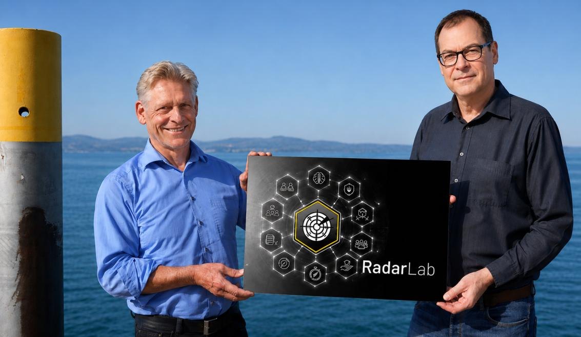 Wolfgang Vögele und Jochen Mayer am Bodensee, sie halten eine RadarLab-Tafel.